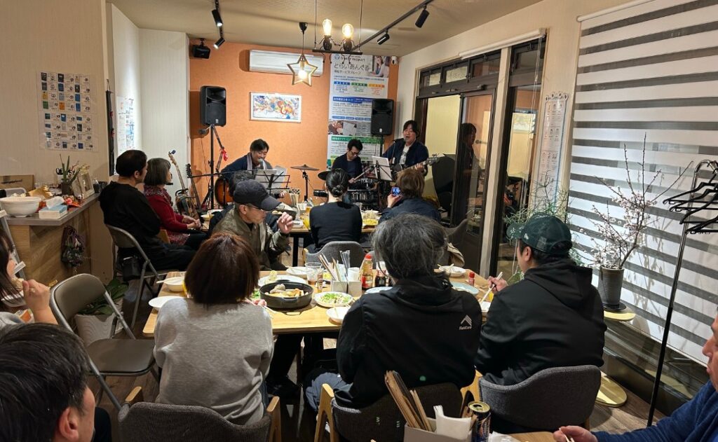 広島市安佐北区のとらいあんぐるカフェで開催された生演奏ライブイベントの風景