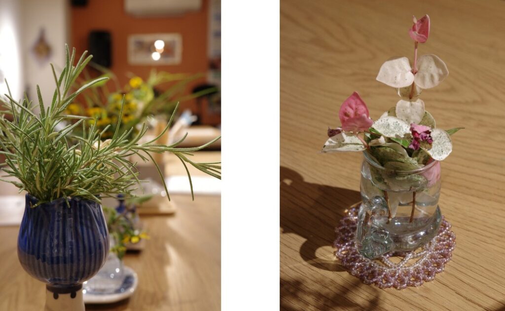 広島市安佐北区のとらいあんぐるカフェに置かれた地域の方が飾るテーブルフラワー