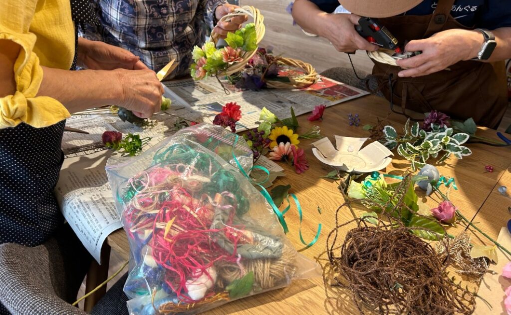 広島市安佐北区のとらいあんぐるカフェで行われた、地域の方々と楽しむフラワーアレンジメントワークショップ」