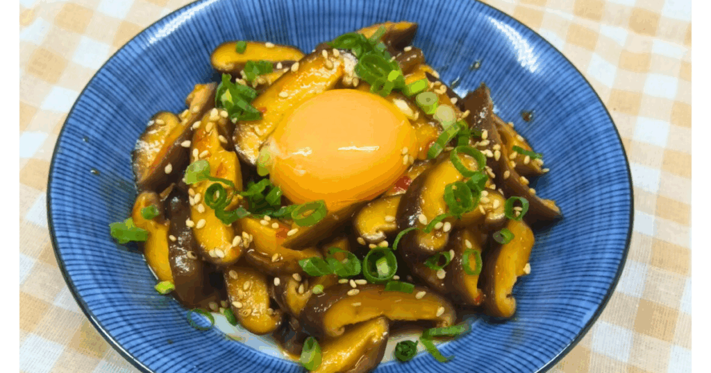 トライアングル農園のしいたけユッケ。卵黄とねぎをのせたおつまみにぴったりの一皿。