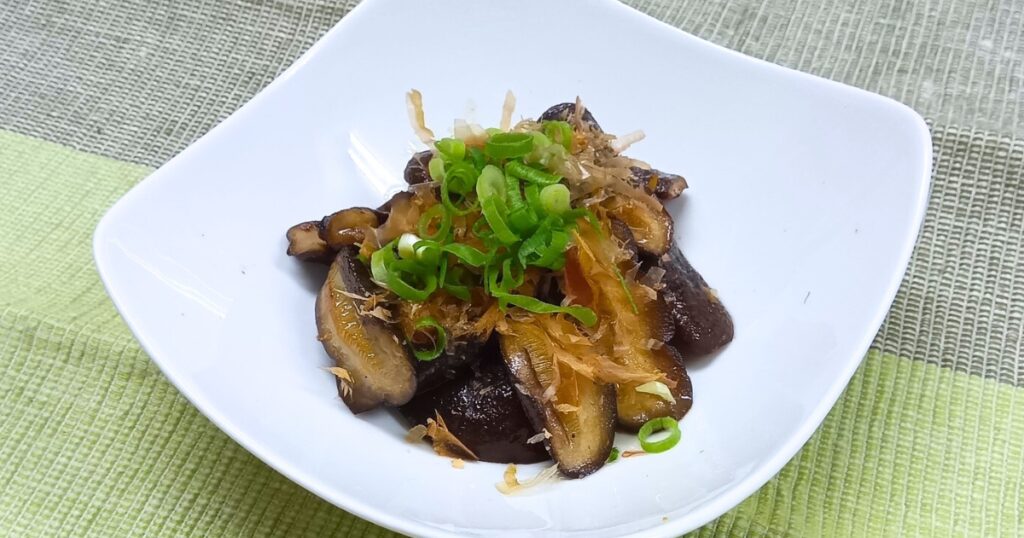 椎茸のおかかバター焼きの完成写真。シンプルな調理で旨みを引き出した一皿