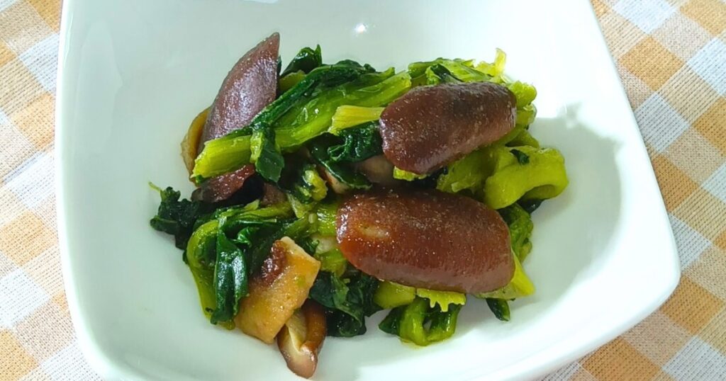 しいたけと小松菜の辛子和えの完成写真。とらいあんぐる農園の椎茸を使った簡単副菜レシピ