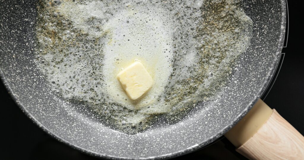 フライパンの中で溶けはじめたバター。椎茸を香ばしく焼き上げるための調理工程