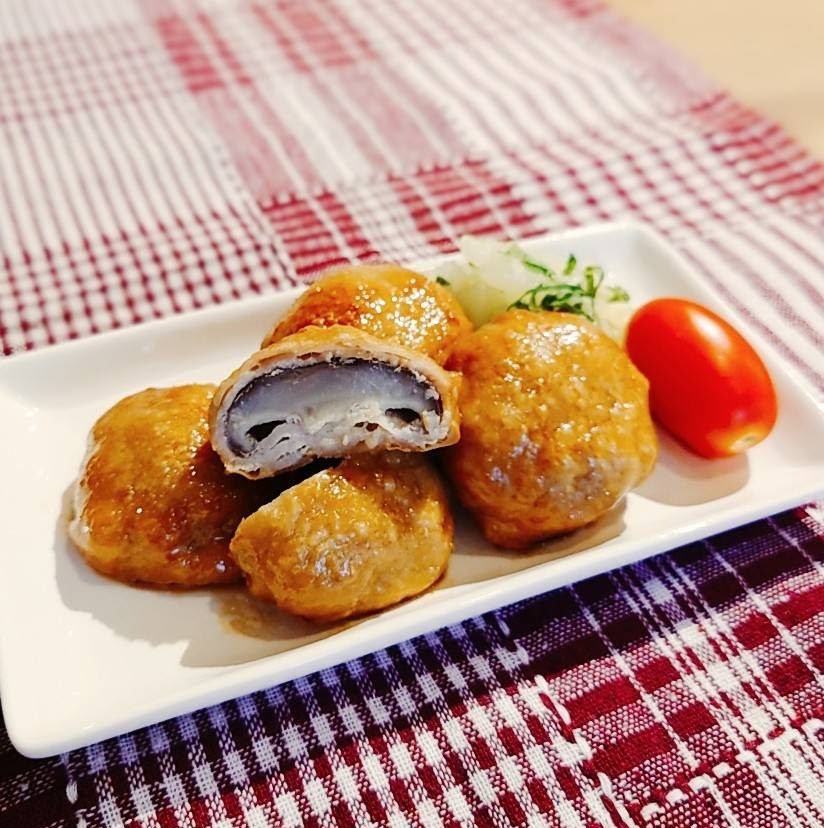 甘辛ダレをからめた椎茸の肉巻き。断面から肉厚しいたけのジューシーさが見える
